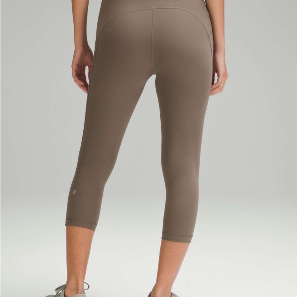 Lululemon Swift Speed High-Rise Crop 21"
Nomad Size 10 EUC